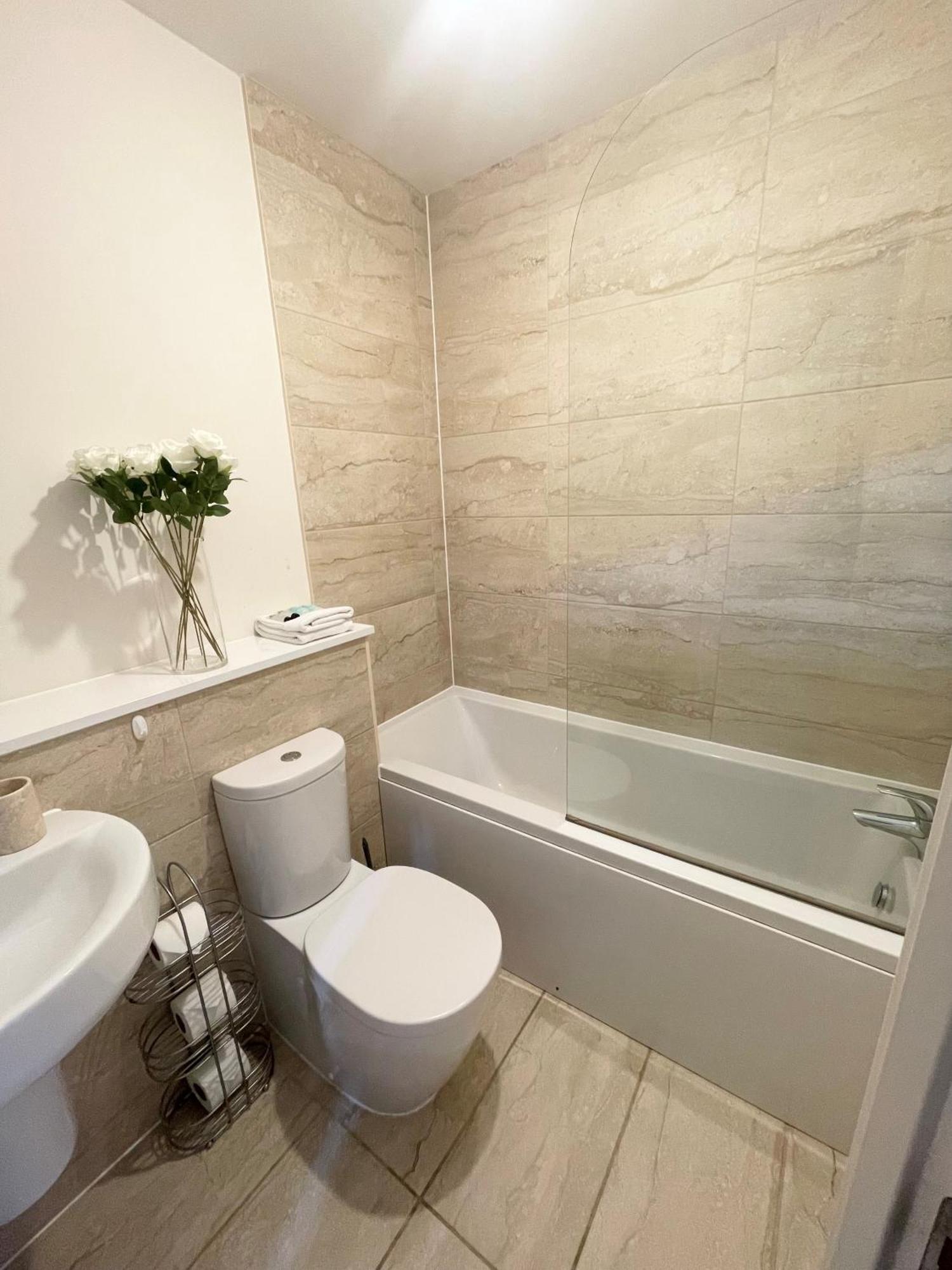 Blue Sky Apartments @Wallis Square, Farnborough Farnborough  Ngoại thất bức ảnh