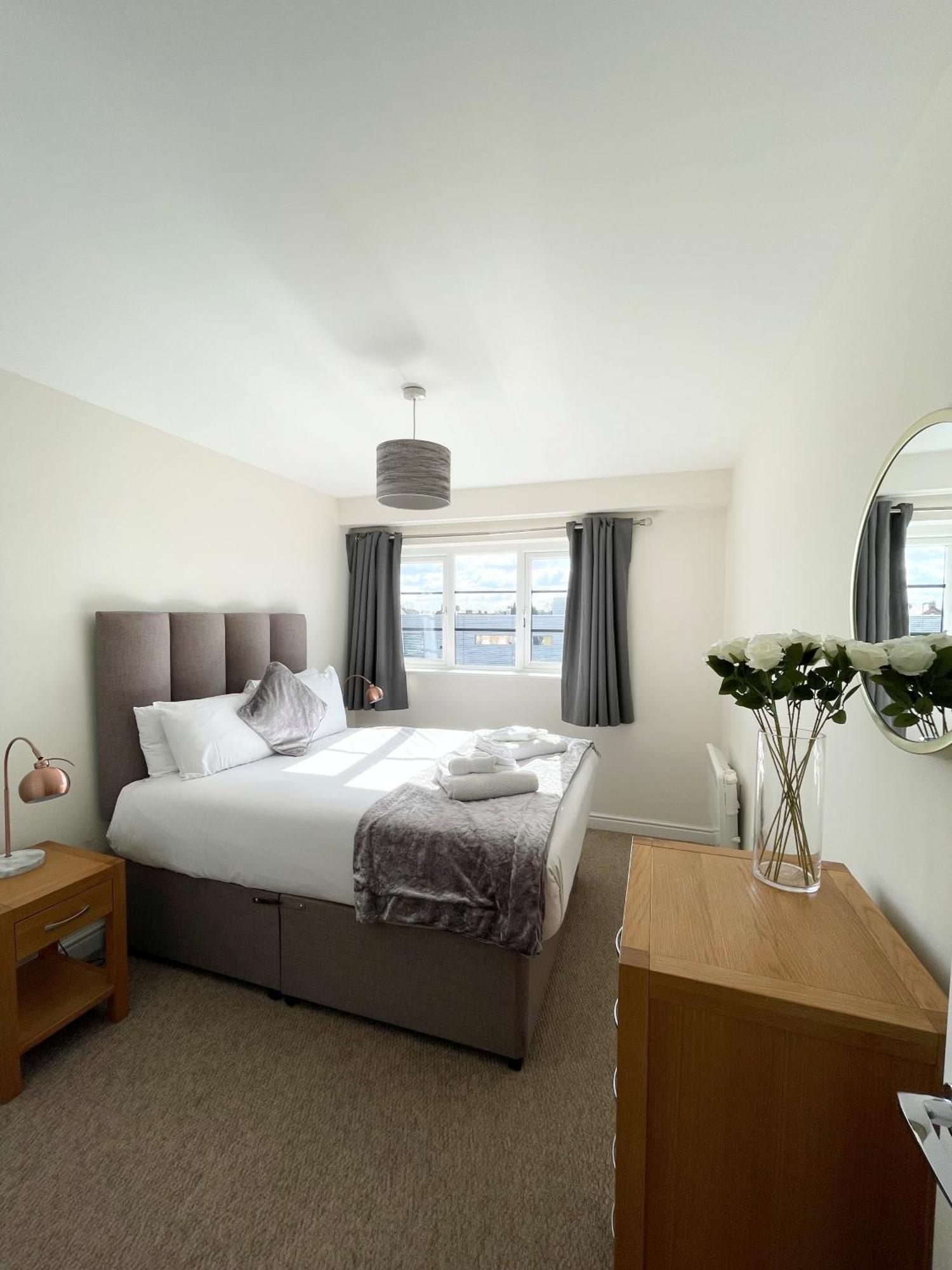 Blue Sky Apartments @Wallis Square, Farnborough Farnborough  Ngoại thất bức ảnh