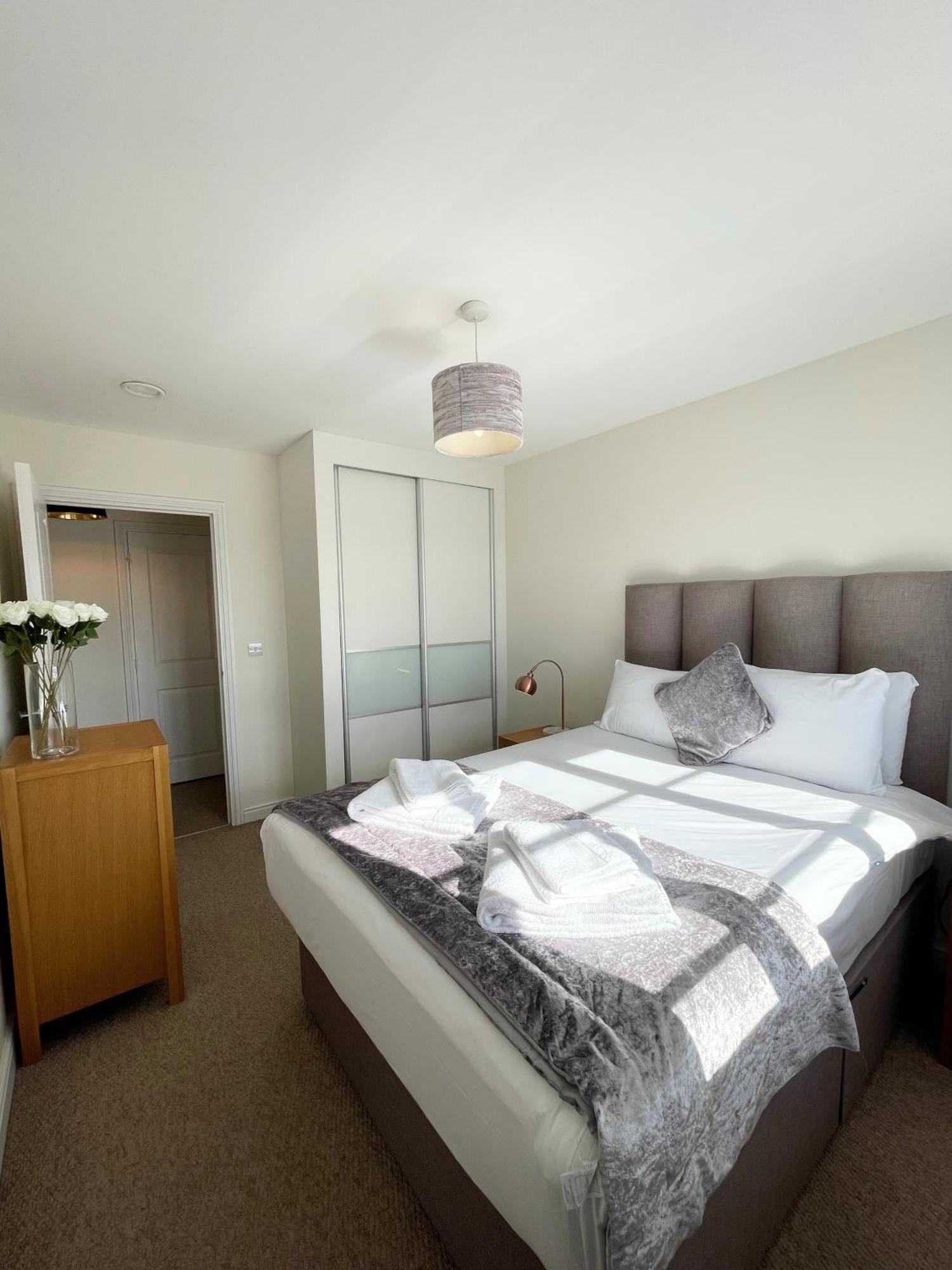 Blue Sky Apartments @Wallis Square, Farnborough Farnborough  Ngoại thất bức ảnh