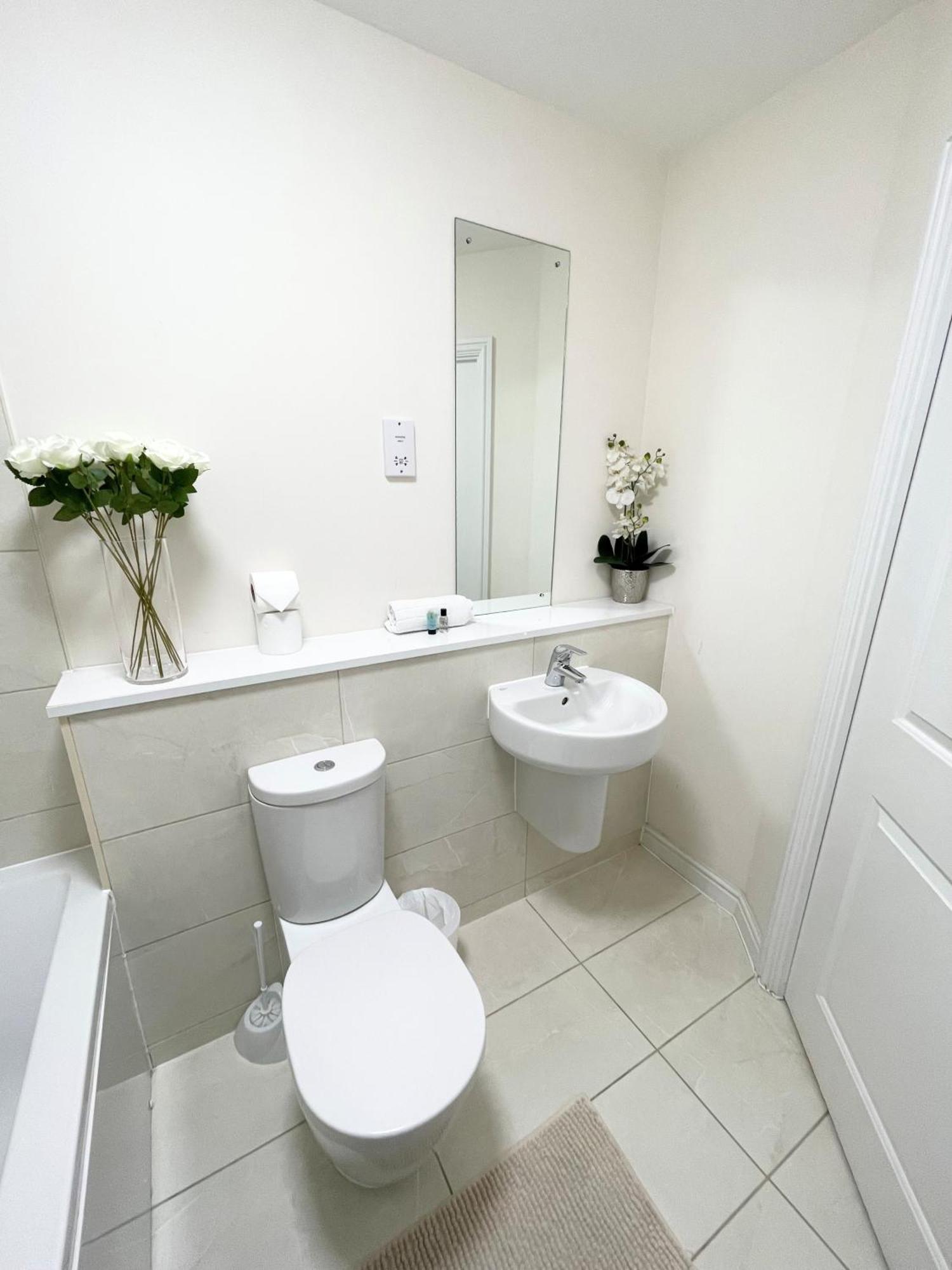 Blue Sky Apartments @Wallis Square, Farnborough Farnborough  Ngoại thất bức ảnh