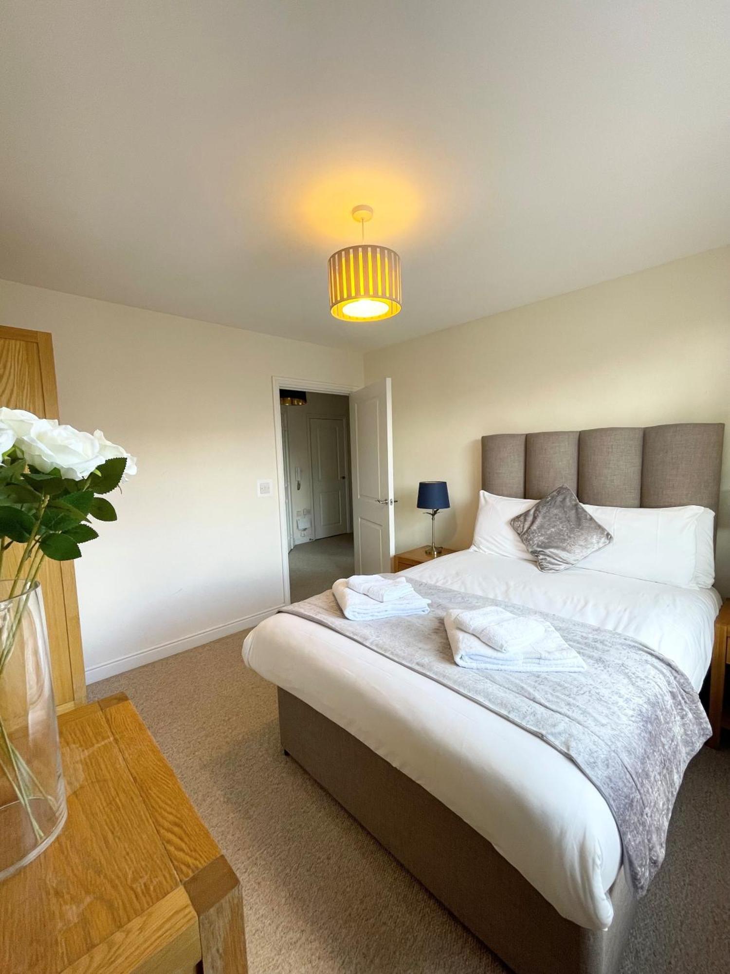 Blue Sky Apartments @Wallis Square, Farnborough Farnborough  Ngoại thất bức ảnh