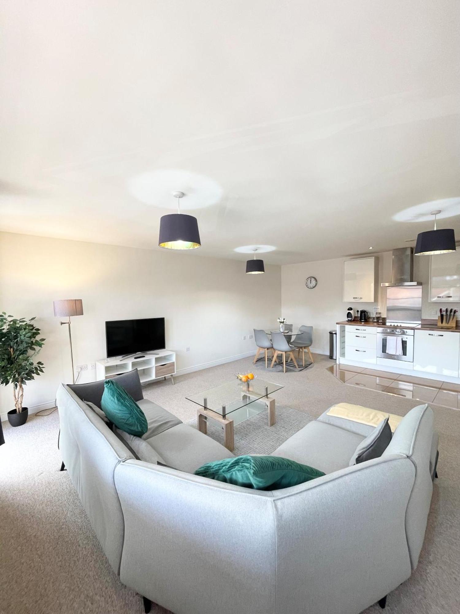 Blue Sky Apartments @Wallis Square, Farnborough Farnborough  Ngoại thất bức ảnh